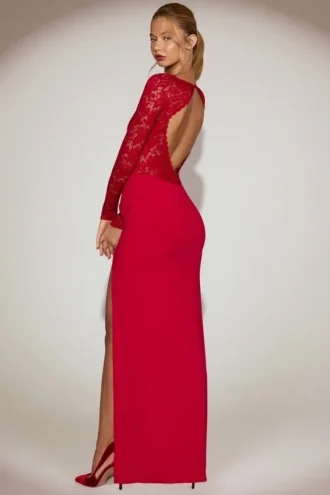Vestido largo Carmina de encaje con escote pronunciado festoneado en rojo intenso