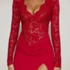Vestido largo Carmina de encaje con escote pronunciado festoneado en rojo intenso