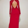 Vestido largo Carmina de encaje con escote pronunciado festoneado en rojo intenso