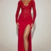 Vestido largo Carmina de encaje con escote pronunciado festoneado en rojo intenso