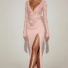 Vestido largo Carmina de encaje festoneado con escote pronunciado en rosa