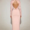 Vestido largo Carmina de encaje festoneado con escote pronunciado en rosa