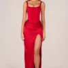Vestido largo con abertura en el muslo y corte corsé de Marleigh en rojo rosa
