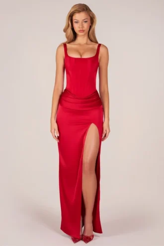 Vestido largo con abertura en el muslo y corte corsé de Marleigh en rojo rosa