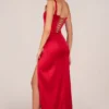 Vestido largo con abertura en el muslo y corte corsé de Marleigh en rojo rosa