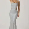 Vestido largo con aberturas y adornos Katalia en plateado