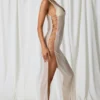 Vestido largo con aberturas y detalles de perlas Pacifica en blanco perla