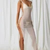 Vestido largo con aberturas y detalles de perlas Pacifica en blanco perla