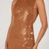 Vestido largo con adornos Alyssia en color bronce