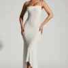 Vestido largo con bajo en forma de pañuelo y adornos Dole en blanco