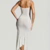 Vestido largo con bajo en forma de pañuelo y adornos Dole en blanco