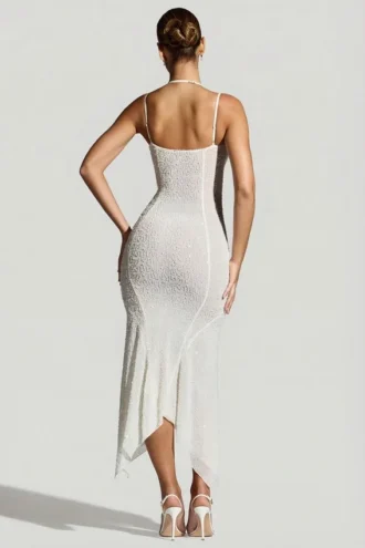 Vestido largo con bajo en forma de pañuelo y adornos Dole en blanco
