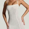 Vestido largo con bajo en forma de pañuelo y adornos Dole en blanco