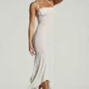 Vestido largo con bajo en forma de pañuelo y adornos Dole en blanco