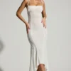 Vestido largo con bajo en forma de pañuelo y adornos Dole en blanco