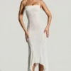 Vestido largo con bajo en forma de pañuelo y adornos Dole en blanco