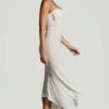 Vestido largo con bajo en forma de pañuelo y adornos Dole en blanco