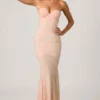 Vestido largo con cola de pez y escote corazón adornado Vesna en rosa empolvado