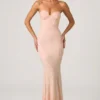 Vestido largo con cola de pez y escote corazón adornado Vesna en rosa empolvado