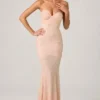 Vestido largo con cola de pez y escote corazón adornado Vesna en rosa empolvado