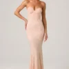 Vestido largo con cola de pez y escote corazón adornado Vesna en rosa empolvado