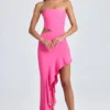 Vestido largo con corte bandeau, aberturas y volantes de Acelynn en rosa piruleta
