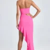Vestido largo con corte bandeau, aberturas y volantes de Acelynn en rosa piruleta