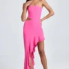 Vestido largo con corte bandeau, aberturas y volantes de Acelynn en rosa piruleta