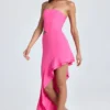 Vestido largo con corte bandeau, aberturas y volantes de Acelynn en rosa piruleta