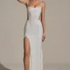 Vestido largo con corte de cola de pez y adornos Lucienne en blanco