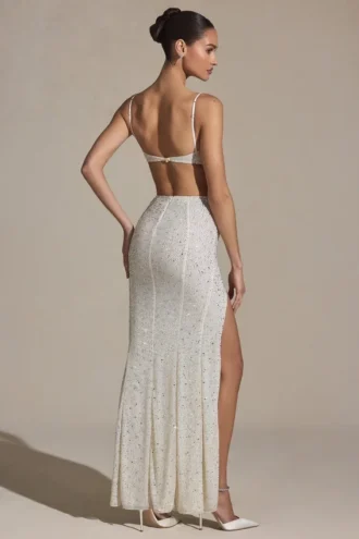 Vestido largo con corte de cola de pez y adornos Lucienne en blanco