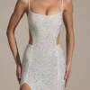 Vestido largo con corte de cola de pez y adornos Lucienne en blanco