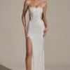 Vestido largo con corte de cola de pez y adornos Lucienne en blanco
