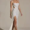 Vestido largo con corte de cola de pez y adornos Lucienne en blanco