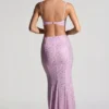 Vestido largo con corte de cola de pez y adornos Lucienne en rosa peonía