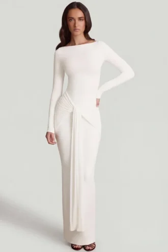 Vestido largo con cuello barco y fruncido en jersey suave Mericia en blanco