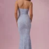 Vestido largo con cuello cuadrado y adornos Valora en azul polvo
