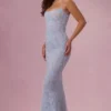 Vestido largo con cuello cuadrado y adornos Valora en azul polvo