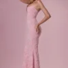 Vestido largo con cuello cuadrado y adornos Valora en rosa palo
