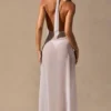 Vestido largo con cuello halter Coralie en blanco