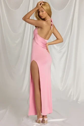 Vestido largo con cuello halter Indi en rosa algodón de azúcar