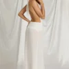 Vestido largo con cuello halter Kaeli en blanco