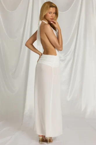 Vestido largo con cuello halter Kaeli en blanco