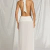 Vestido largo con cuello halter Kaeli en blanco