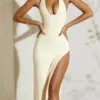 Vestido largo con cuello halter y abertura alta Mei en color marfil
