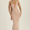 Vestido largo con cuello halter y aberturas con detalle de pañuelo de Anneka en melocotón cálido