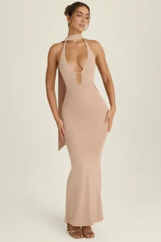 Vestido largo con cuello halter y aberturas con detalle de pañuelo de Anneka en melocotón cálido