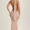 Vestido largo con cuello halter y aberturas con detalle de pañuelo de Anneka en melocotón cálido