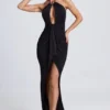 Vestido largo con cuello halter y aberturas con detalles metálicos Margot en negro