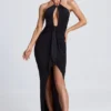 Vestido largo con cuello halter y aberturas con detalles metálicos Margot en negro